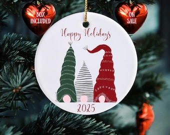 Ornement de Joyeuses Fêtes 2025 de famille gnome | Année personnalisable