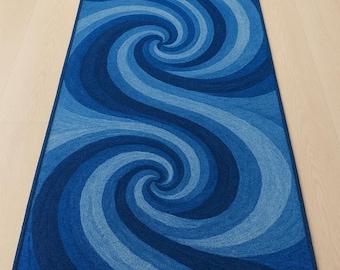 Tappeto da corridoio moderno con motivo a spirale blu e motivo astratto ondulato.