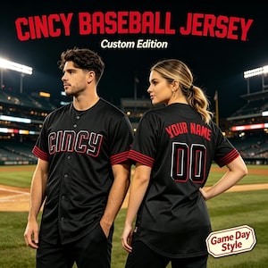 Puede incluir: Una camiseta de béisbol negra con el texto CINCY BASEBALL JERSEY Custom Edition en la parte superior. El frente muestra CINCY en letras rojas y blancas. La parte posterior muestra el texto YOUR NAME y el número 00 en rojo y blanco.