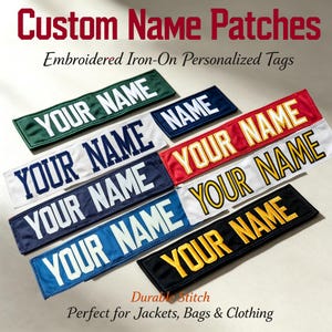 Puede incluir: Una colección de parches rectangulares bordados termoadhesivos en varios colores, incluyendo verde, blanco, azul marino, rojo y negro. Cada parche presenta el texto "YOUR NAME" en letras de bloque negritas y contrastantes.