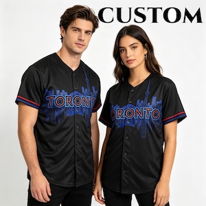 Op maat gemaakt honkbalshirt in Toronto-stijl, met gepersonaliseerde naam en nummer, rood-blauwe bies en stadsgezichtprint. Sportshirt voor fans, verkrijgbaar in heren-, dames- en kindermaten.