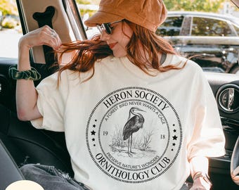 Maglietta Heron Society, maglietta Ornithology Club, maglietta Nature Lover Birdwatching, illustrazione vintage di uccelli, maglietta grafica Forest Wildlife