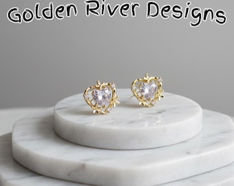 Brincos de coração banhados a ouro 18K com zircônias.