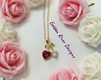 Colar com pingente delicado de cereja vermelha e branca banhado a ouro 18K e zircônia cúbica.