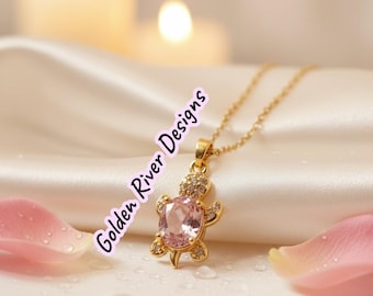 Colar com pingente delicado de tartaruga banhado a ouro 18K e zircônia rosa.