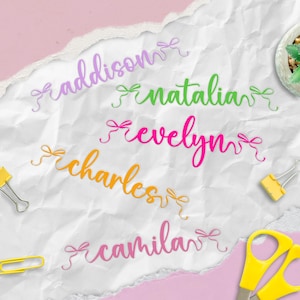 K&ouml;nnte beinhalten: F&uuml;nf Namen in Schreibschrift, jeweils mit einer Schleife, in verschiedenen Farben: Lila, Gr&uuml;n, Pink, Orange und Hellrosa. Die Namen sind "Addison", "Natalia", "Evelyn", "Charles" und "Camila". Der Hintergrund ist wei&szlig; und strukturiert.