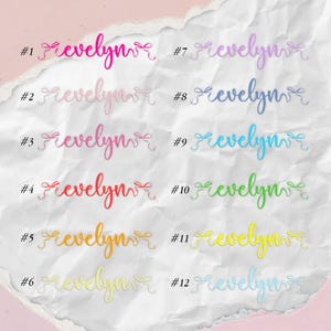 K&ouml;nnte beinhalten: Eine Sammlung von zw&ouml;lf farbenfrohen "Frevelyn" Namensdesigns, jeweils mit einer dekorativen Schleife. Die Namen sind in verschiedenen Farbt&ouml;nen, darunter Rosa, Orange, Gr&uuml;n und Blau, auf einem strukturierten wei&szlig;en Hintergrund.
