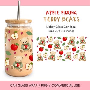 Puede incluir: Un vaso de cristal tipo lata Libbey de 473 ml con tapa de bambú y pajita de metal, con un patrón de ositos de peluche en jerséis verdes sosteniendo manzanas rojas, rodajas de manzana y corazones. Texto: APPLE PICKING TEDDY BEARS, 473 ml, 24,77 x 12,7 cm.