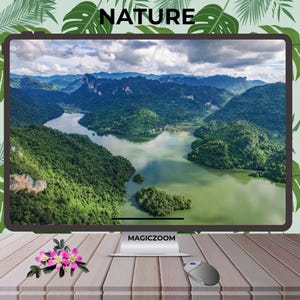 Puede incluir: Una pantalla de ordenador muestra un paisaje escénico de un río que serpentea a través de exuberantes montañas verdes bajo un cielo nublado. La palabra "NATURE" está en la parte superior. Un ratón y una etiqueta "MAGICZOOM" están en el escritorio de madera.