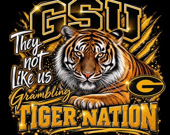 Può includere: Un design grafico raffigurante una tigre con strisce arancioni e nere, il testo GSU, They not like us, Grambling e TIGER NATION in caratteri dorati e neri, insieme a un logo G dorato, il tutto su uno sfondo nero uniforme.