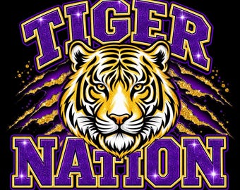 Può includere: Un design grafico con una testa di tigre centrata tra le parole TIGER e NATION in lettere stampatello viola con bordi dorati. La tigre ha il pelo giallo, nero e bianco su graffi glitterati dorati su uno sfondo di colore nero.