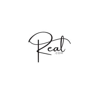 Op de afbeelding: Een minimalistisch logo-ontwerp met het woord "Real" in een cursief schrift, met ".com" eronder. De tekst is in zwart op een strakke witte achtergrond, wat een eenvoudige en elegante uitstraling creëert.