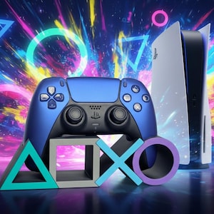 Puede incluir: Un mando de juego inalámbrico azul y una consola de juegos blanca se sitúan ante un fondo de formas geométricas de neón. En primer plano, símbolos tridimensionales de triángulo, cuadrado, cruz y círculo están dispuestos en fila.
