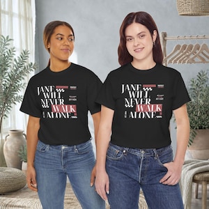 Camiseta "Jane Will Never Walk Alone", Camiseta "Proteja Nossas Meninas", Camiseta "Apoie-a", Camiseta "Mulheres Apoiando Mulheres", Camiseta de Solidariedade Feminina