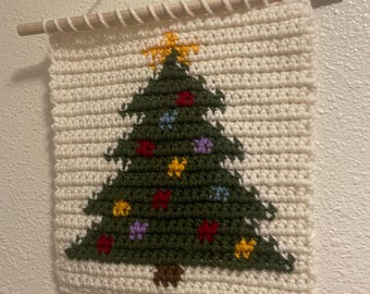 クリスマスツリーのタペストリーのパターン。かぎ針編みの壁掛け。無料