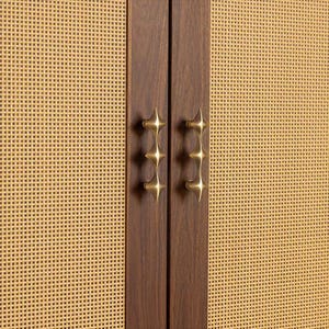 以下が含まれることがあります： 織り込まれた明るい黄色の前面と濃い茶色の木製のドアを備えたキャビネットのクローズアップ。ドアには真鍮色の星型のハンドルが付いています。キャビネットのデザインは、ミッドセンチュリーモダンな美学を示唆しています。