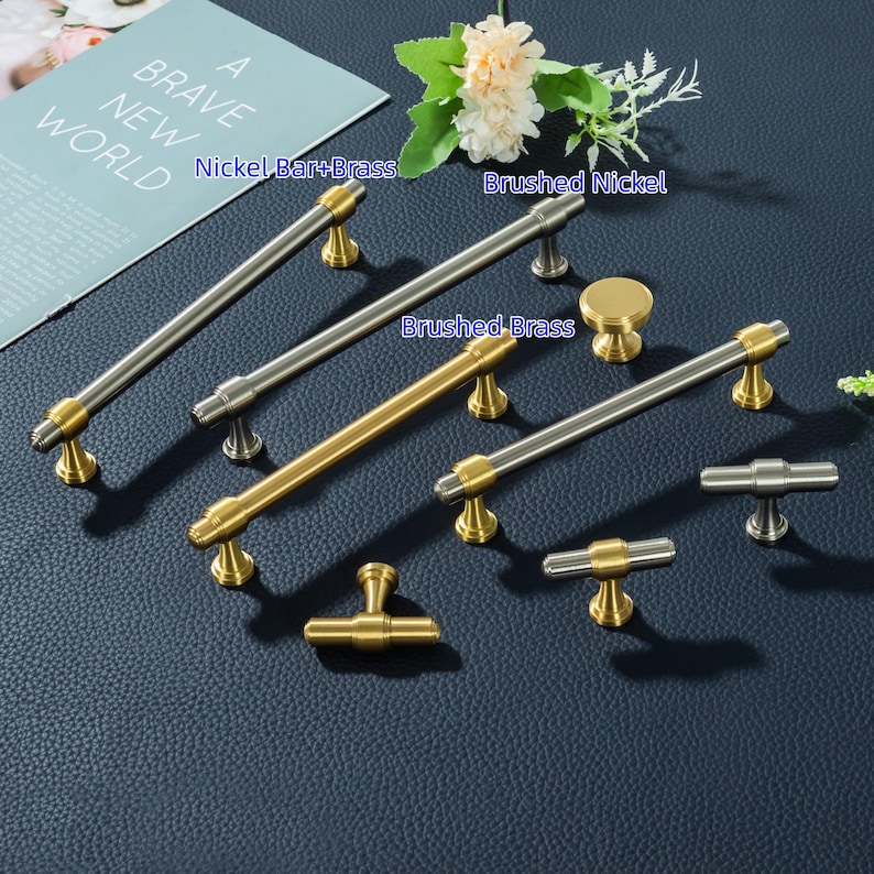 K&ouml;nnte beinhalten: Eine wei&szlig;e Keramik-Tasse mit schwarzem Henkel und dem handgeschriebenen Text "But First, Coffee". Die Tasse steht auf einer wei&szlig;en Oberfl&auml;che. F&uuml;r Hei&szlig;getr&auml;nke geeignet.