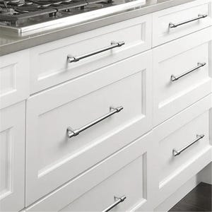 Peut inclure: Gros plan sur des armoires de cuisine blanches avec des poign&eacute;es de barre argent&eacute;es. Les armoires ont une conception de panneaux encastr&eacute;s et sont dispos&eacute;es en une configuration &agrave; plusieurs tiroirs. Les poign&eacute;es sont align&eacute;es horizontalement.