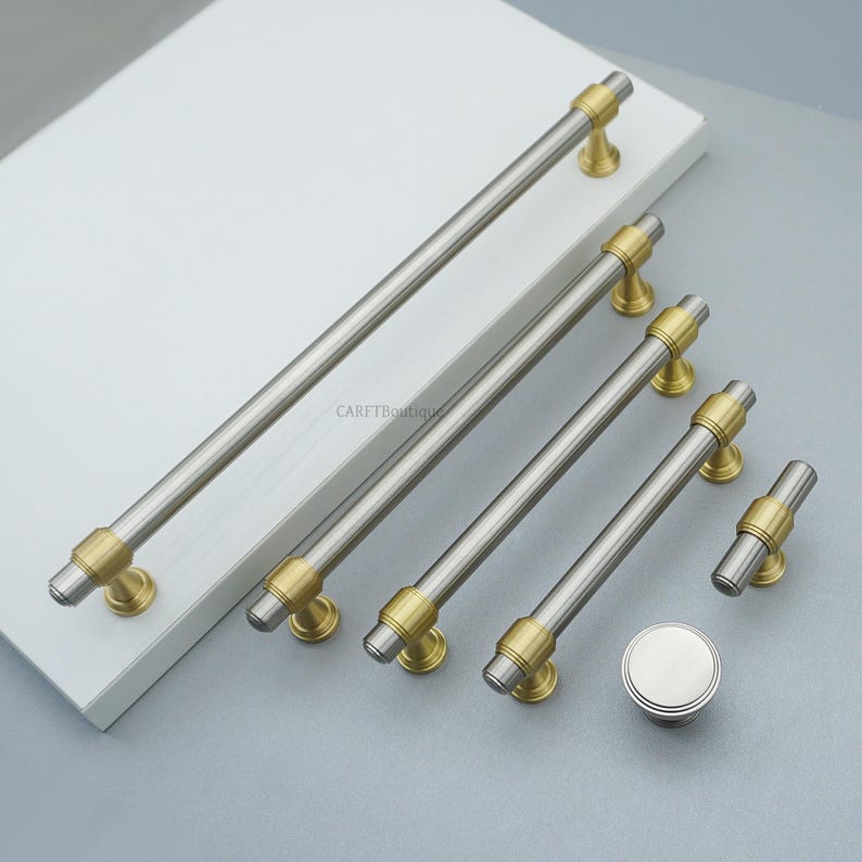 K&ouml;nnte beinhalten: Rustikales Holzschild mit dem wei&szlig;en Schriftzug "Welcome to our home". Das Schild hat eine verwitterte Oberfl&auml;che und ein schlichtes, einladendes Design, ideal f&uuml;r Veranda oder Eingangsbereich.