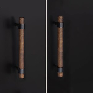 以下が含まれることがあります： 木製の円筒形のハンドルと濃い色の金属アクセントが付いた2つのキャビネットプル。木目は見え、プルは黒い表面に取り付けられています。このハードウェアは、モダンな美学のために設計されています。