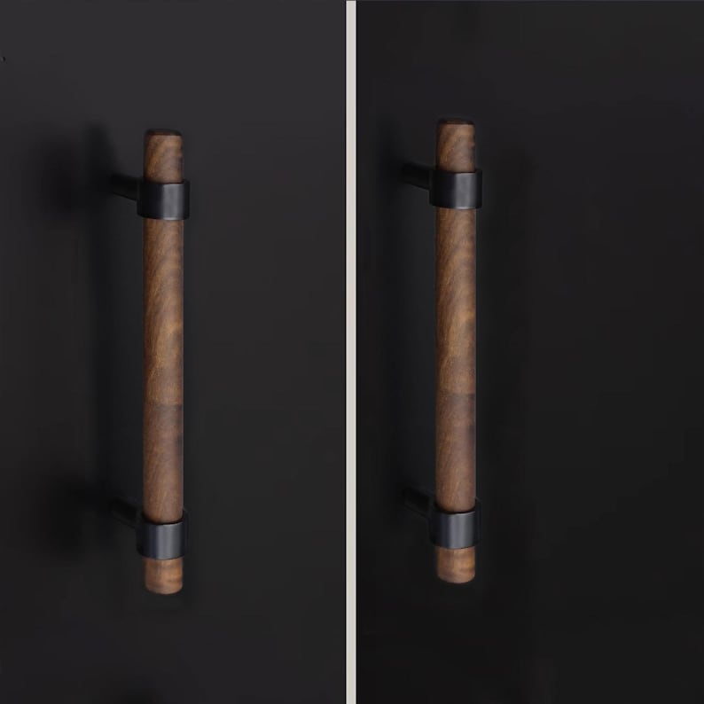 以下が含まれることがあります： 木製の円筒形のハンドルと濃い色の金属アクセントが付いた2つのキャビネットプル。木目は見え、プルは黒い表面に取り付けられています。このハードウェアは、モダンな美学のために設計されています。