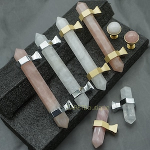 Lyxiga skåphandtag, kristallrosa stenknoppar, vita dörrhandtagsbeslag