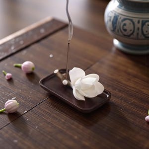 Handgjord keramisk magnolia rökelsehållare, vit blompinnebrännare med bas, zenmeditationsdekor, yogastudiokonst, aromaterapigåva