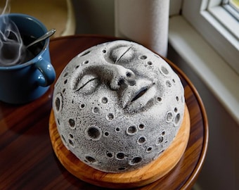 Bruciatore di incenso a forma di volto di luna con base in legno, decorazione Zen (8 cm)