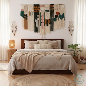Könnte beinhalten: Ein Schlafzimmer mit einem Holzbett, beiger Bettwäsche und einer gewebten Decke. Über dem Bett hängt ein großer Makramee-Wandbehang in Creme-, Grün- und Brauntönen. Zwei Traumfänger und eine gewebte Lampe ergänzen die Boho-Dekoration und schaffen einen entspannten Raum.