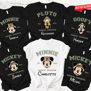 Może przedstawiać: Kolekcja czarnych i białych koszulek z postaciami Disneya: Minnie, Pluto, Goofy i Mickey Mouse. Każda koszulka ma imię postaci, "Animal Kingdom" i imię poniżej. Dostępna jest również biała koszulka Minnie Mouse.