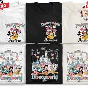 Op de afbeelding: Een collectie Disneyworld t-shirts in wit, zwart en cr&egrave;me. Elk shirt heeft een kleurrijke afbeelding van Disney-personages, het woord "Disneyworld" en de naam "Jennifer". Een gratis stoffen tas van 38 x 38 cm is inbegrepen.