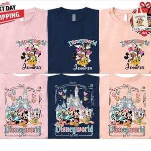 Op de afbeelding: Roze, marineblauwe en perzikkleurige t-shirts met Disneyworld-graphics. Elk shirt heeft een ander ontwerp met Disney-personages en de naam "Jennifer". De shirts hebben ook de tekst "Est. 1971". Een gratis stoffen tas van 38 x 38 cm is inbegrepen.