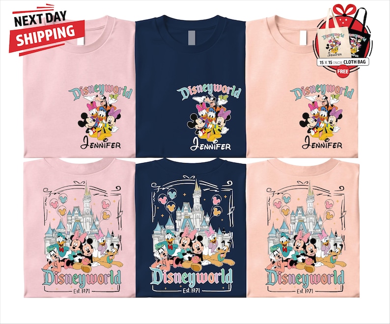 Op de afbeelding: Roze, marineblauwe en perzikkleurige t-shirts met Disneyworld-graphics. Elk shirt heeft een ander ontwerp met Disney-personages en de naam "Jennifer". De shirts hebben ook de tekst "Est. 1971". Een gratis stoffen tas van 38 x 38 cm is inbegrepen.