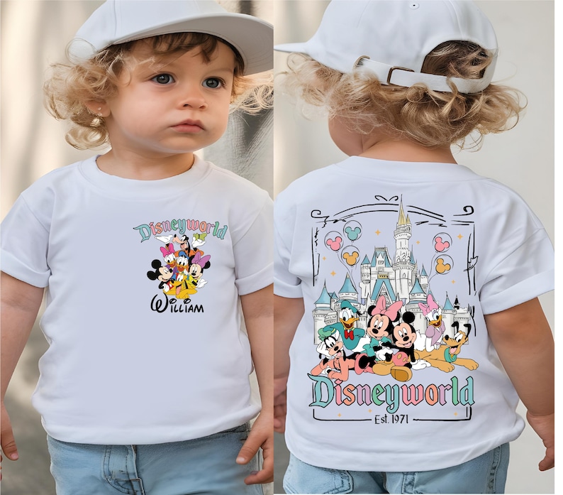 Op de afbeelding: Wit T-shirt met Disney-personages, waaronder Mickey Mouse, Donald Duck en Goofy. De voorkant toont "Disneyworld" en de naam "William". De achterkant heeft een kasteelafbeelding en de tekst "Disneyworld Est. 1971".