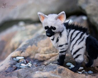 アードウルフ / ハイエナの子犬 - リアルなポーズが取れるおもちゃ