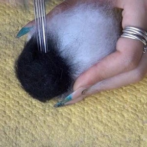 Clase magistral de video: Panda lindo de fieltro de aguja con patas y cabeza móviles. Con subtítulos en inglés imagen 3