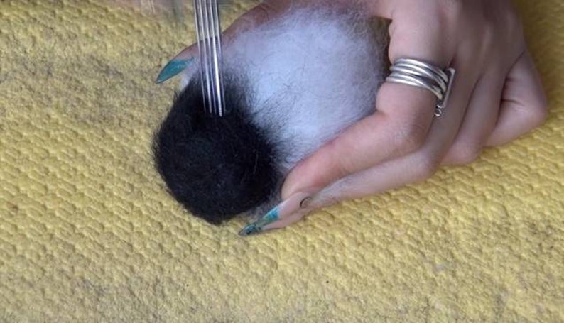 Clase magistral de video: Panda lindo de fieltro de aguja con patas y cabeza móviles. Con subtítulos en inglés imagen 3