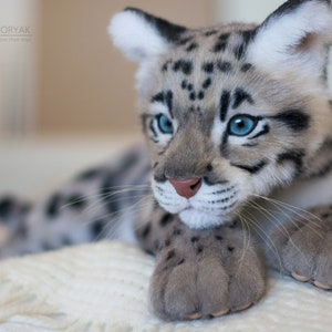 Cucciolo di leopardo fumoso. Giocattolo realistico a grandezza naturale. Artista OOAK Animale da collezione fatto a mano da foto posabile giocattolo (Made to Order)