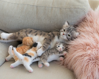 新しい命。母猫と3匹の子猫。OOAKアーティストが手作りした、写真