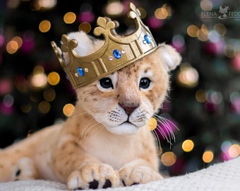 Futuro Rei. Brinquedo realista de filhote de leão. Artista OOAK Animal colecionável feito à mão por brinquedo articulável por foto (FEITO sob encomenda)