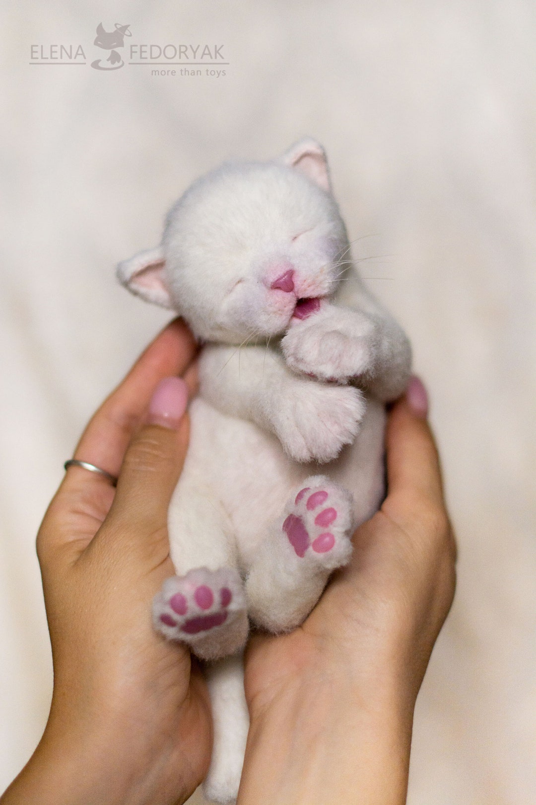 生まれたばかりの子猫シュガー。OOAK アーティストが手作りした、写真