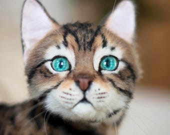 ベンガル猫 - リアルな等身大の猫レオナ。OOAKアーティストが写真から