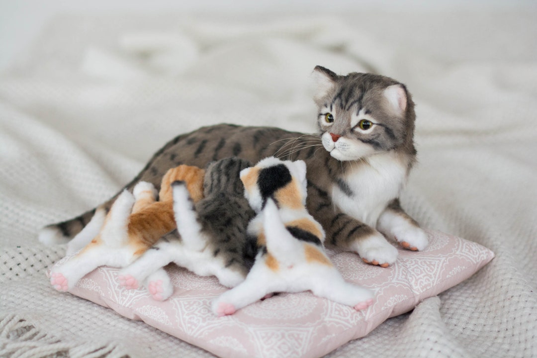 新しい命。母猫と3匹の子猫。OOAKアーティストが手作りした、写真
