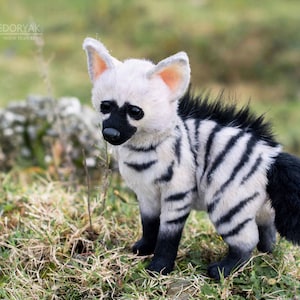 Aardwolf / hyena puppy - realistisch beweegbaar speelgoed (op bestelling gemaakt)