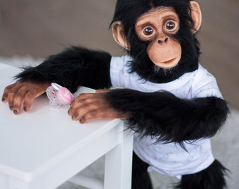 赤ちゃんチンパンジーのサラ - 実物大のリアルな可動式おもちゃ。OOAK