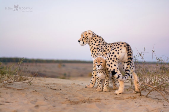 赤ちゃんチーター ライラ。実物大のポーズをとれるリアルな 赤ちゃんチーター ライラ。実物大のポーズをとれるリアルな