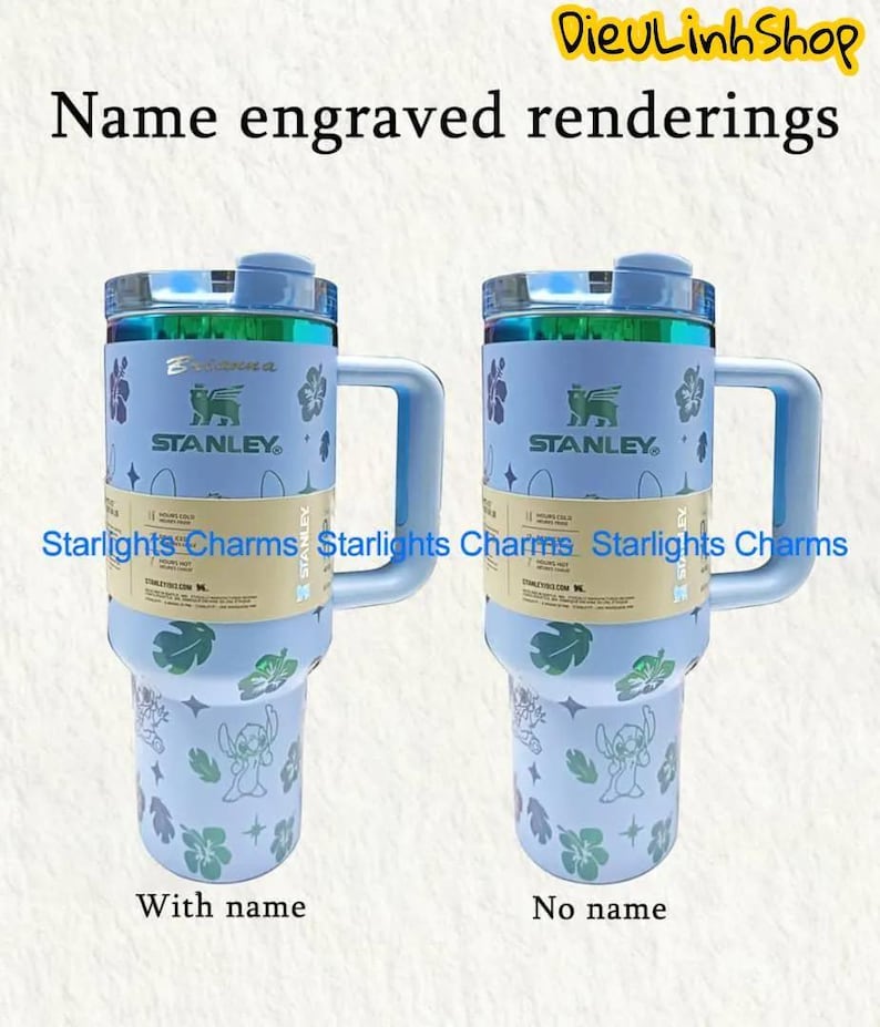 K&ouml;nnte beinhalten: Zwei hellblaue Stanley-Becher mit Griffen, einer mit der Aufschrift "Mit Name" und der andere "Ohne Name". Beide haben Blumen- und Charakterdesigns, das Stanley-Logo und den Text "Name engraved renderings."
