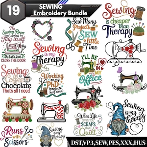 Può includere: Una collezione di 19 ricami di cucito con varie citazioni e immagini. I disegni includono macchine da cucire, gnomi e frasi come "Cucire è la mia terapia" e "Cucire è più economico della terapia."