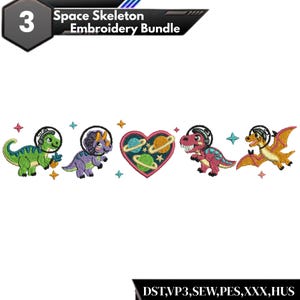 Pode incluir: Um pacote de bordado com designs de dinossauros com tema espacial. Os designs incluem um T-Rex verde, um Triceratops roxo, um coração com planetas, um T-Rex vermelho e um Pterodáctilo amarelo, todos usando capacetes espaciais. O texto diz "Space Skeleton Embroidery Bundle."