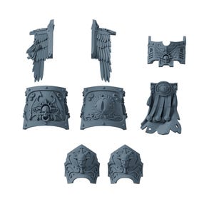 Op de afbeelding: Een set van zeven grijze plastic miniatuur pantseronderdelen, waaronder twee gevleugelde schouderstukken, een borstplaat met een schedel-embleem, twee versierde schouderbeschermers met centrale motieven, een gescheurde cape en twee gezichtsplaten.
